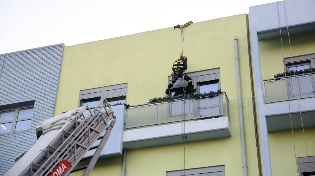 Πυροσβέστες σκαρφάλωσαν στο Ογκολογικό νοσοκομείο και μοίρασαν δώρα στα παιδιά
