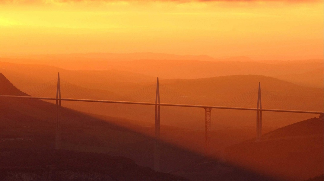 Η γέφυρα MillaΗ γέφυρα Millau, η ψηλότερη στον κόσμο, εγκαινιάζεται σαν σήμερα πριν 20 χρόνια u, η ψηλότερη στον κόσμο, εγκαινιάζεται σαν σήμερα πριν 20 χρόνια 