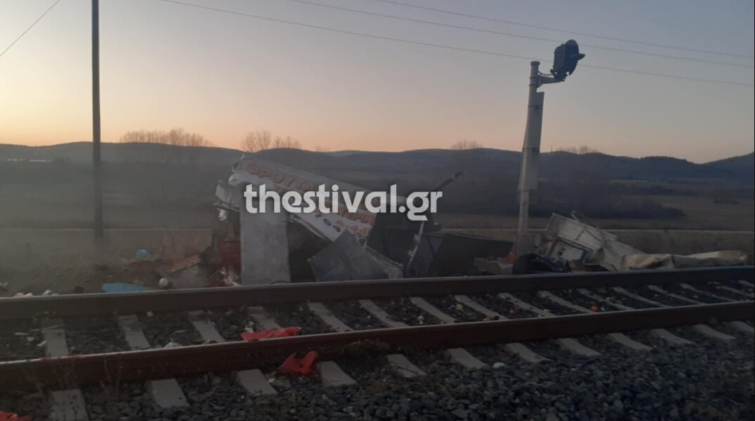 Τρένο παρέσυρε ημιφορτηγό στο Κιλκίς: Νεκρός ο οδηγός του ΙΧ