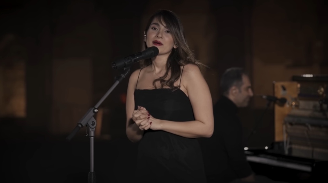 Γυναίκα τραγουδαει