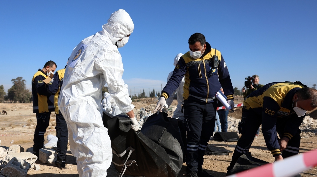 ιατρικο προσωπικο απομακρυνει σορους