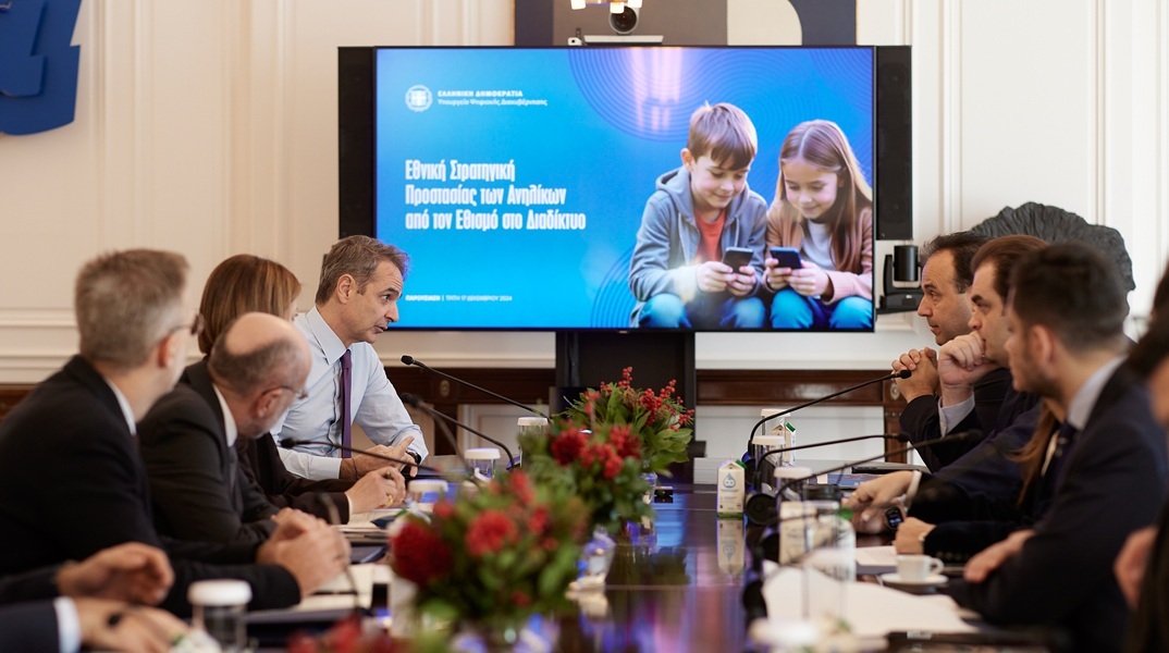 Το σχέδιο της κυβέρνησης για τα social media και τους ανήλικους - Τι συζητήθηκε στο Μαξίμου