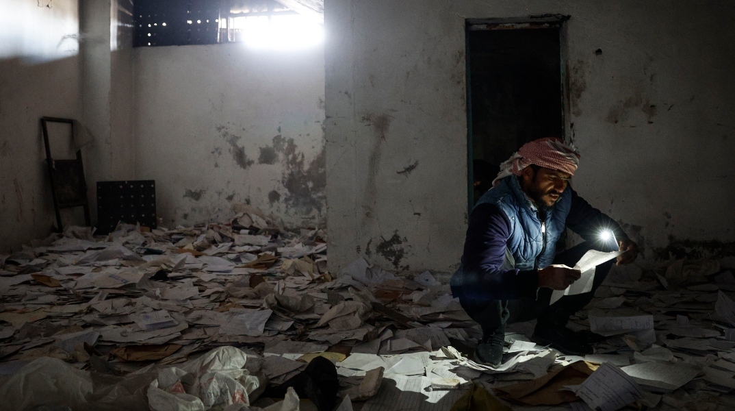 ανδρας διαβαζει βιβλιο, κραταει φακο