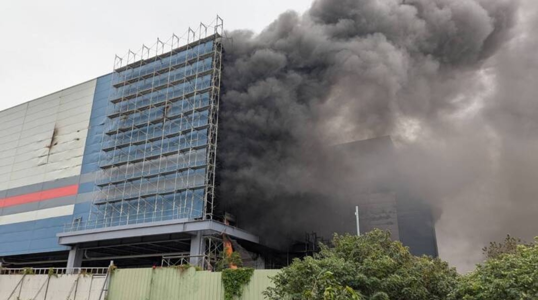 κτιριο, φωτια, καπνοι