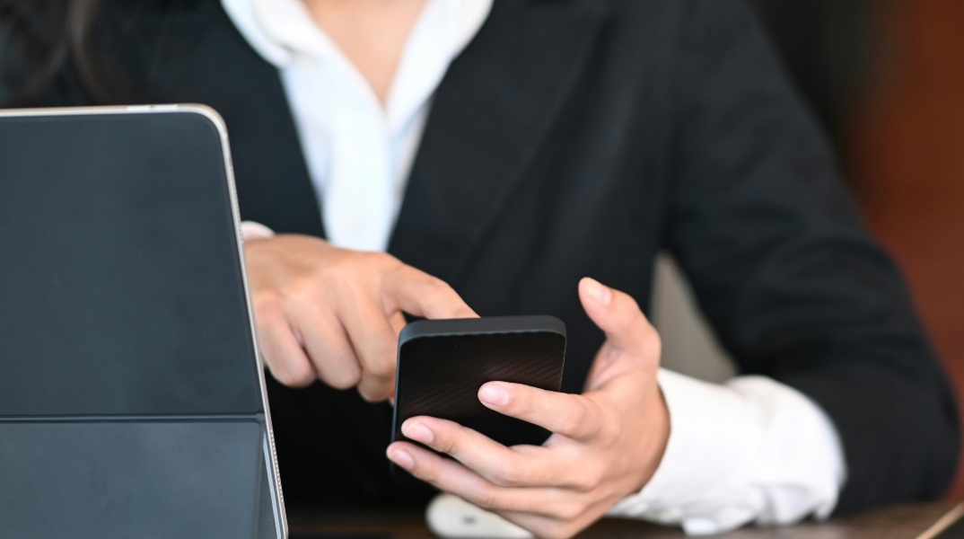 χερι κραταει κινητο