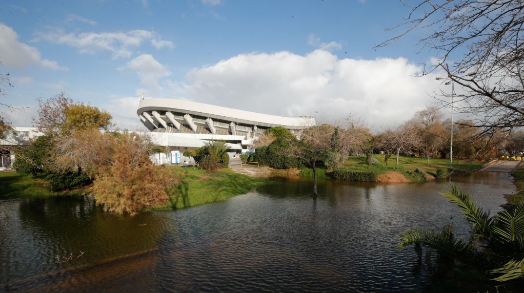 Σε «λίμνη» μετατράπηκε ο περιβάλλοντας χώρος του ΣΕΦ