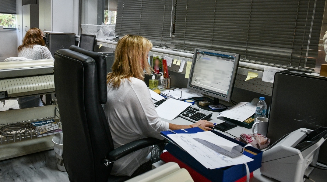 δημοσιος υπαλληλος, γραφειο, υπολογιστες