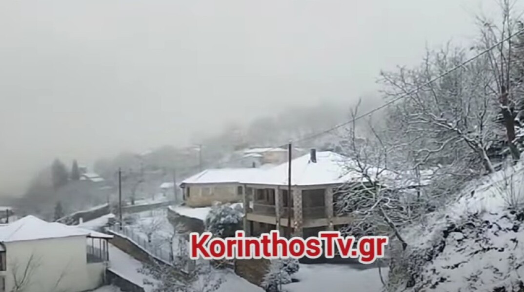 Έπεσαν τα πρώτα χιόνια στην Καστανιά Κορινθίας - Μόνο με αντιολισθητικές αλυσίδες η κυκλοφορία