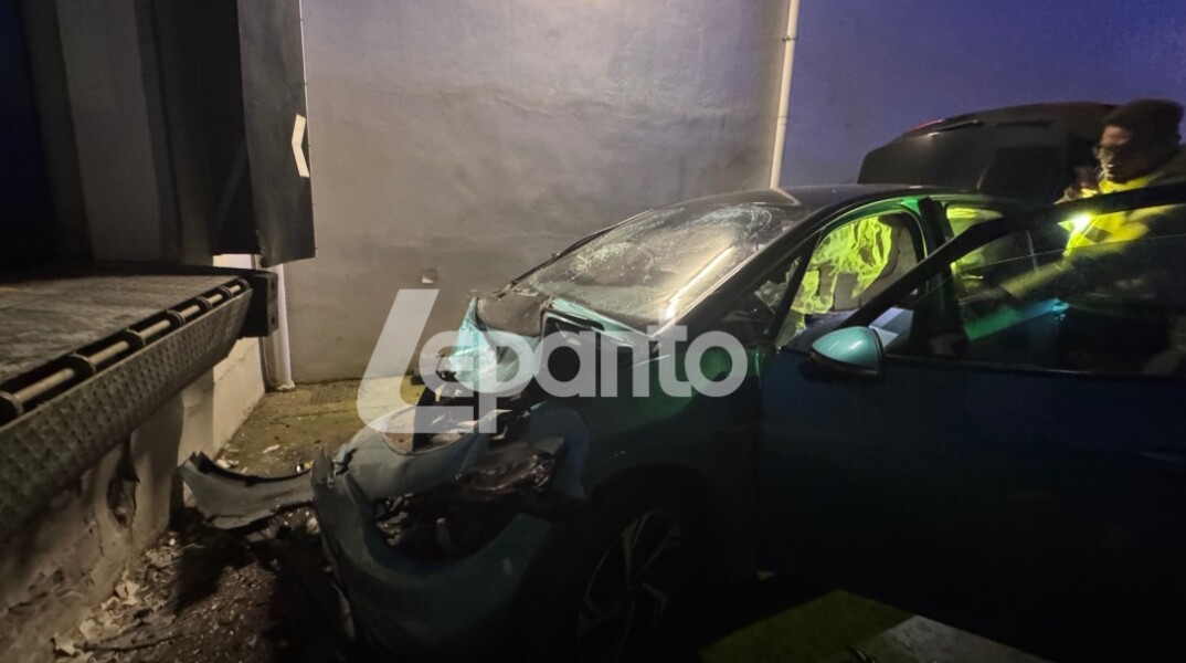 Ναύπακτος: Ηλεκτρικό αυτοκίνητο προσέκρουσε σε τοίχο σούπερ μάρκετ - «Κόλλησε» το γκάζι