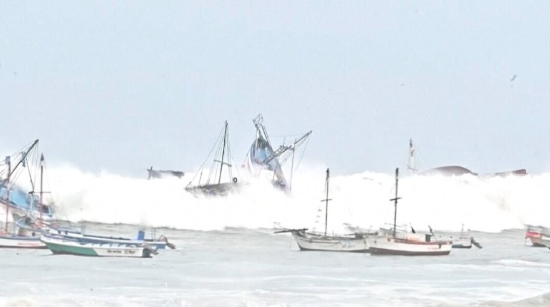 Περού: Πελώρια κύματα «καταπίνουν» σκάφη