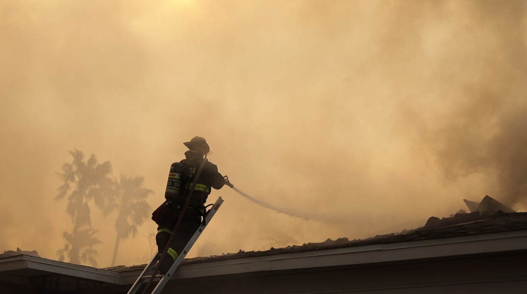 Λος Άντζελες: Δίχως τέλος ο πύρινος εφιάλτης - Συνεχόμενες ενισχύσεις, επιχειρούν πάνω από 7.500 πυροσβέστες