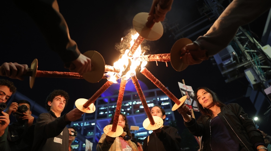 διαδηλωτες κρατουν πυρσους