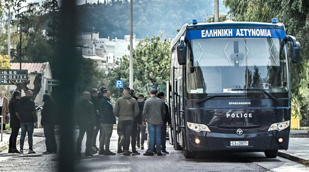 Ολοκληρώθηκαν οι απολογίες για το Κύκλωμα προστασίας: Στη φυλακή και ο δεύτερος υπαρχηγός - Συνολικά τέσσερις προφυλακιστέοι και δεκαπέντε ελεύθεροι με όρους	