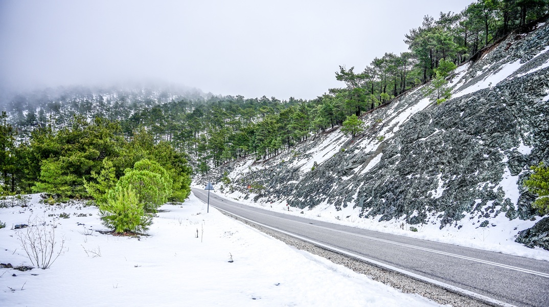 Νέα χιόνια σε Φθιώτιδα, Φωκίδα, Ευρυτανία- Ολονύχτια μάχη να μείνουν ανοιχτοί οι δρόμοι