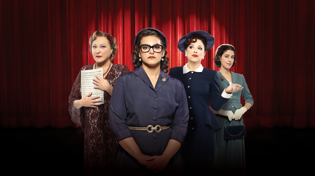 4 γυναικες γυναικες ντυμενες με ρουχα εποχης