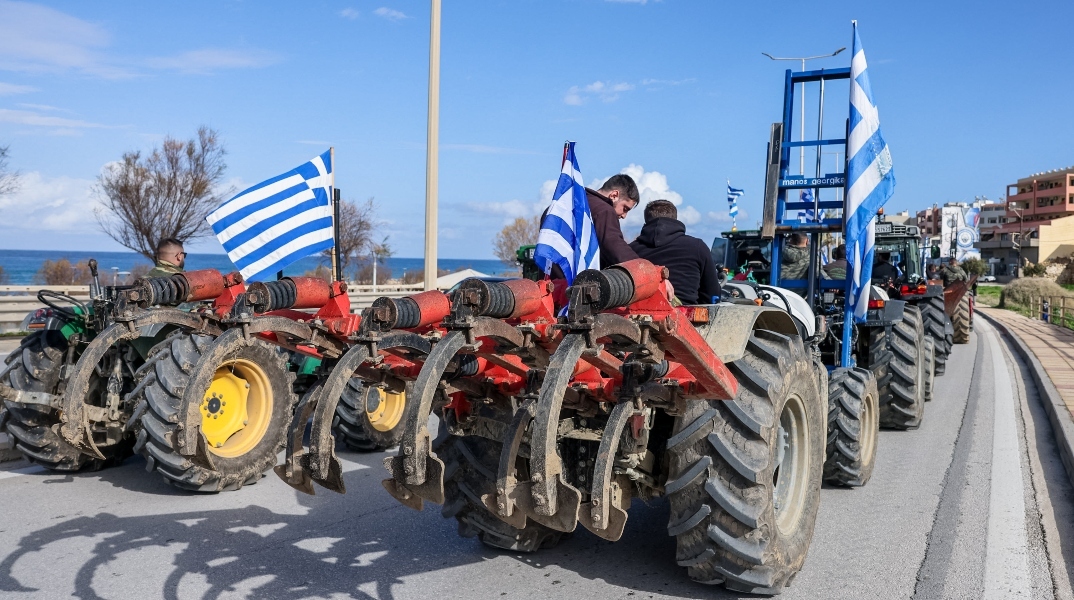 αγροτες, τρακτερ, σημαιες, μπλοκα, δρομος