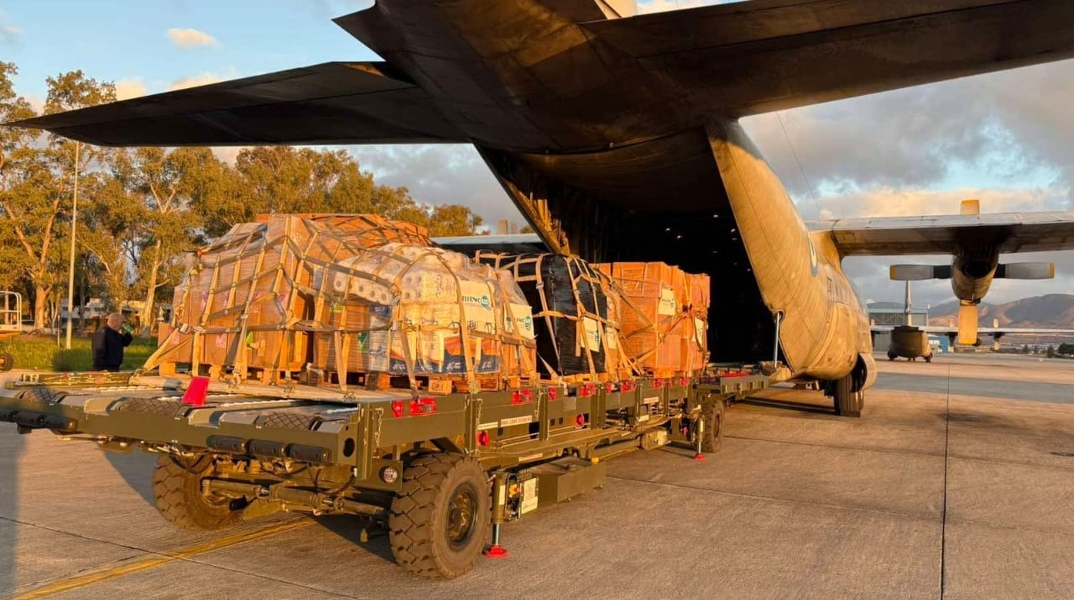 αεροσκαφος φορτωνει ανθρωπιστική βοήθεια