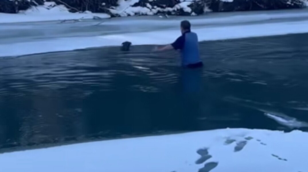 Δραματική διάσωση σκύλου από παγωμένο ποτάμι στο Βερμόντ