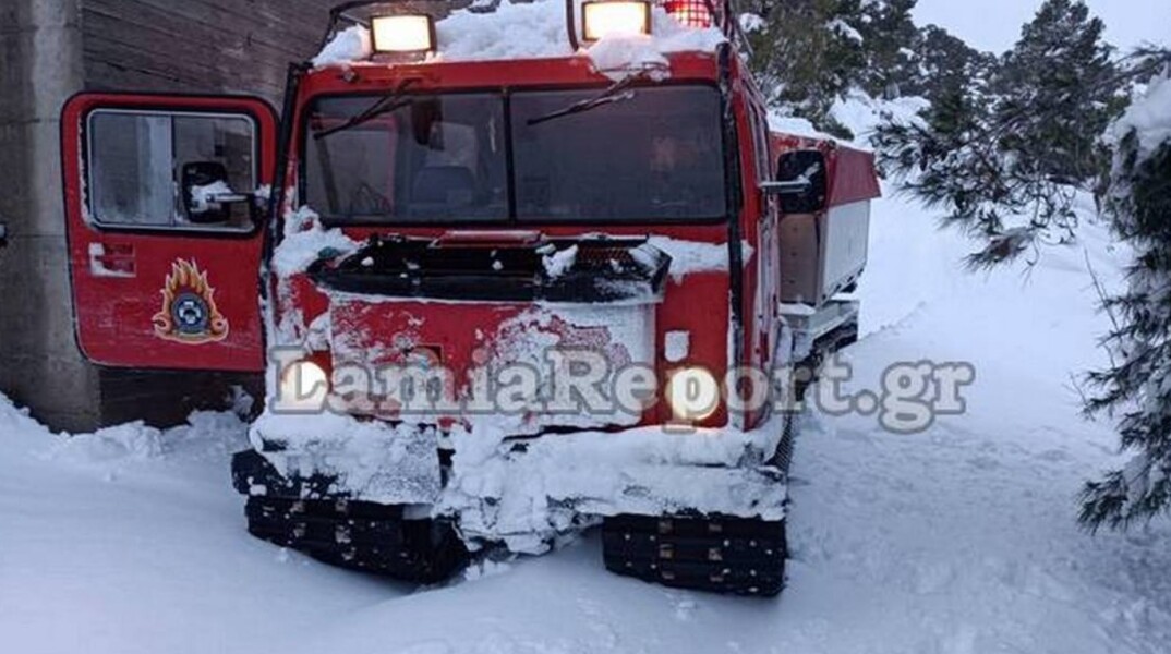 Λαμία: Απεγκλωβίστηκαν πεζοπόροι στο χιονισμένο Καλλίδρομο - Με ερπυστριοφόρο της ΕΜΑΚ η επιχείρηση