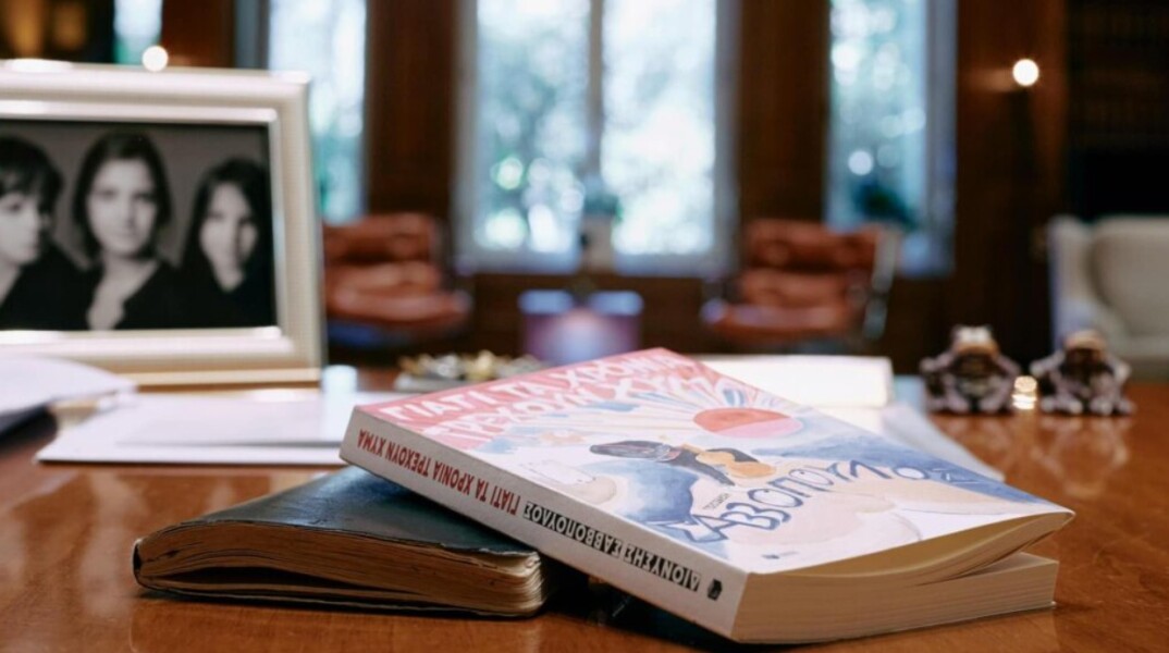 Μητσοτάκης για το βιβλίο του Δ. Σαββόπουλου: Δυσκολεύομαι να το αφήσω από τα χέρια μου