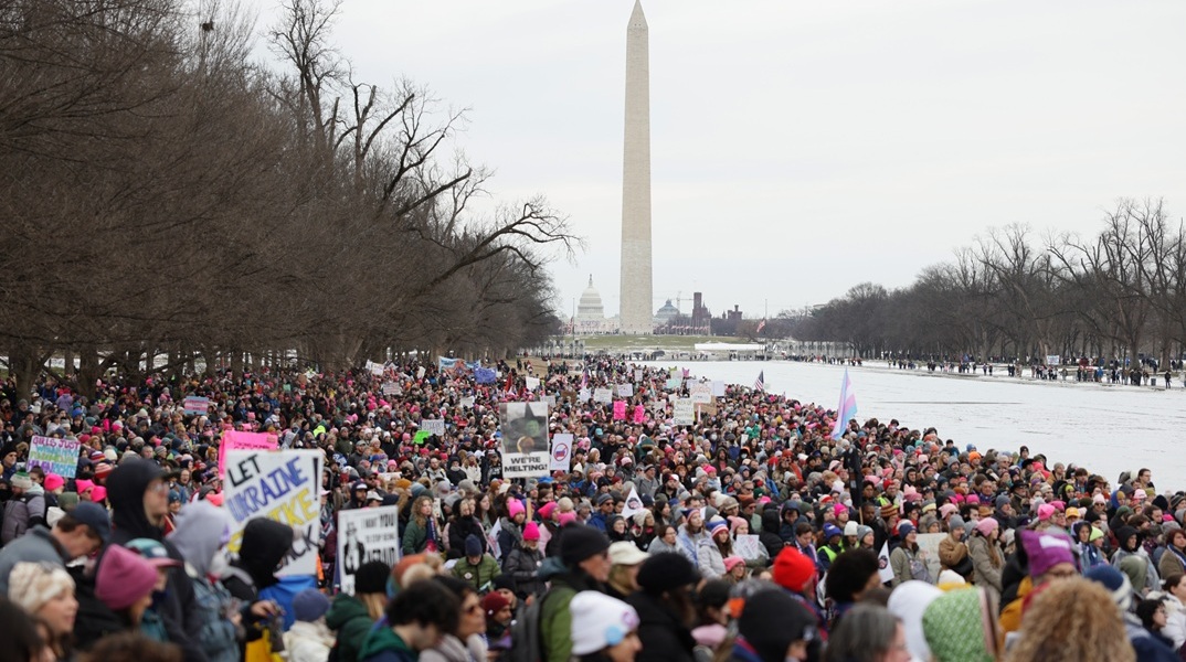 Χιλιάδες διαδηλωτές στους δρόμους της Ουάσινγκτον κατά του Ντόναλντ Τραμπ