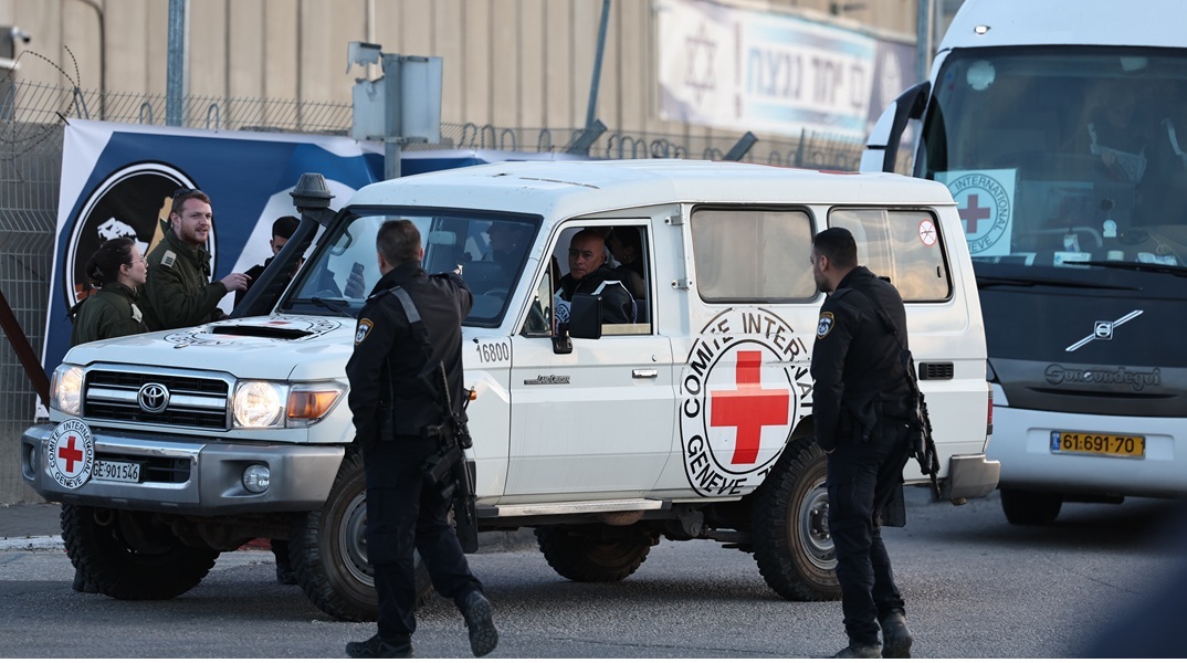 Γάζα: Βίντεο από την στιγμή της παράδοσης των ομήρων από τη Χαμάς