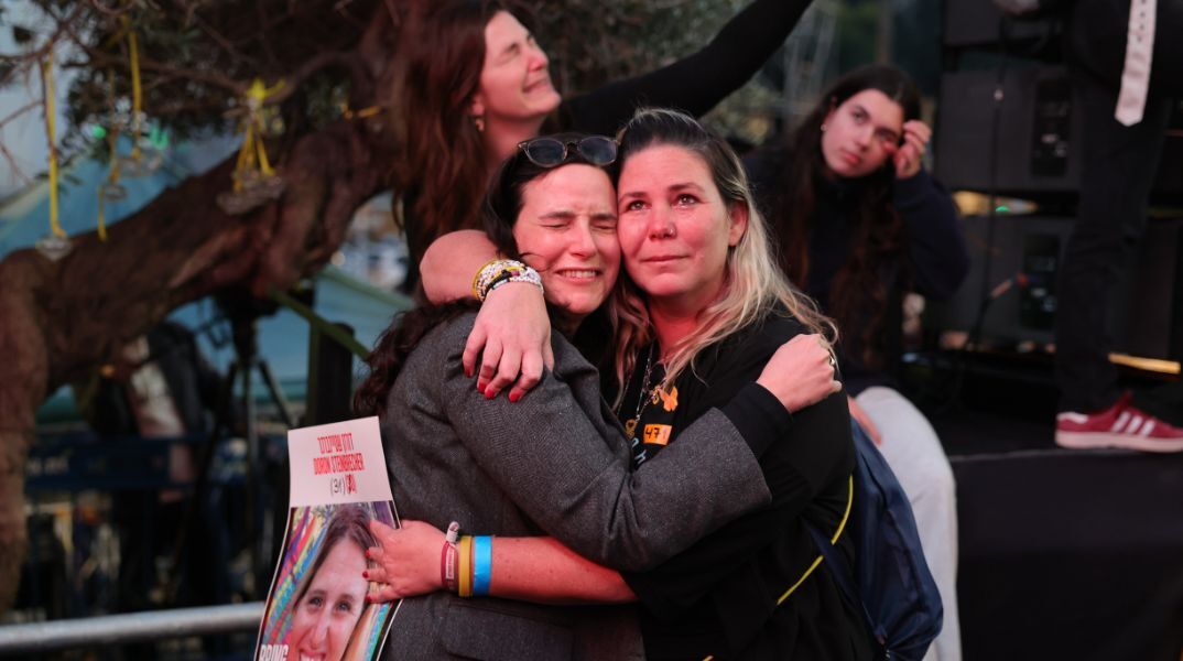 Τελ Αβίβ: Αγωνία, δάκρυα και συγκινητικές εικόνες για την απελευθέρωση των πρώτων ομήρων