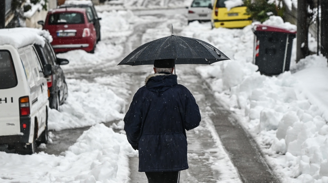 ανδρας με ομπρελα, χιονια, δρομος σπιτια