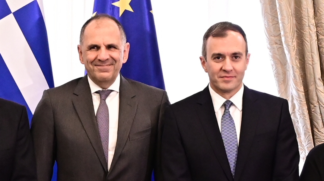 Ο υπουργός Εξωτερικών Γιώργος Γεραπετρίτης με τον νέο υφυπουργό, Τάσο Χατζηβασιλείου 