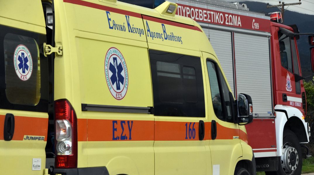 Ασθενοφόρο του ΕΚΑΒ και πίσω του όχημα της Πυροσβεστικής