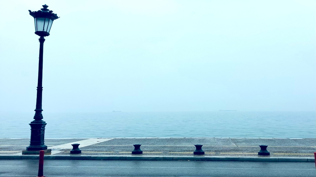 παραλία θεσσαλονίκης με ομίχλη