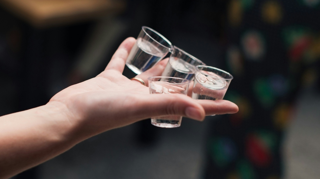 χερι κραταει σφηνακια