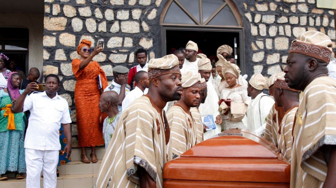 Nιγηρία: Οικογενειακή παράδοση...αμισθί νεκροθάφτες εδώ και πενήντα χρόνια