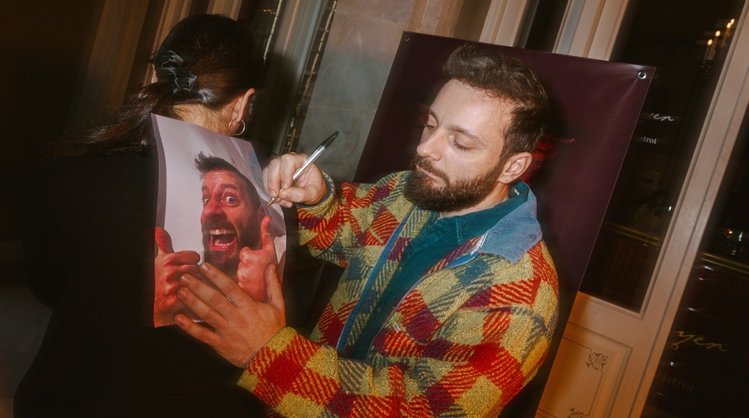 Ο Ηλίας Μουλάς πρωταγωνιστεί στο Merde! που κάνει πρεμιέρα στις 24 Ιανουαρίου στο Δημοτικό Θέατρο Πειραιά