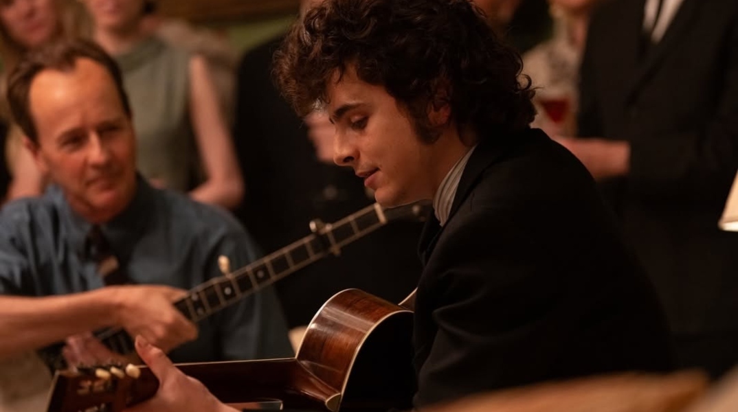 Ο Τίμοθι Σάλαμε ως Μπομπ Ντίλαν στην ταινία, «A Complete Unknown»