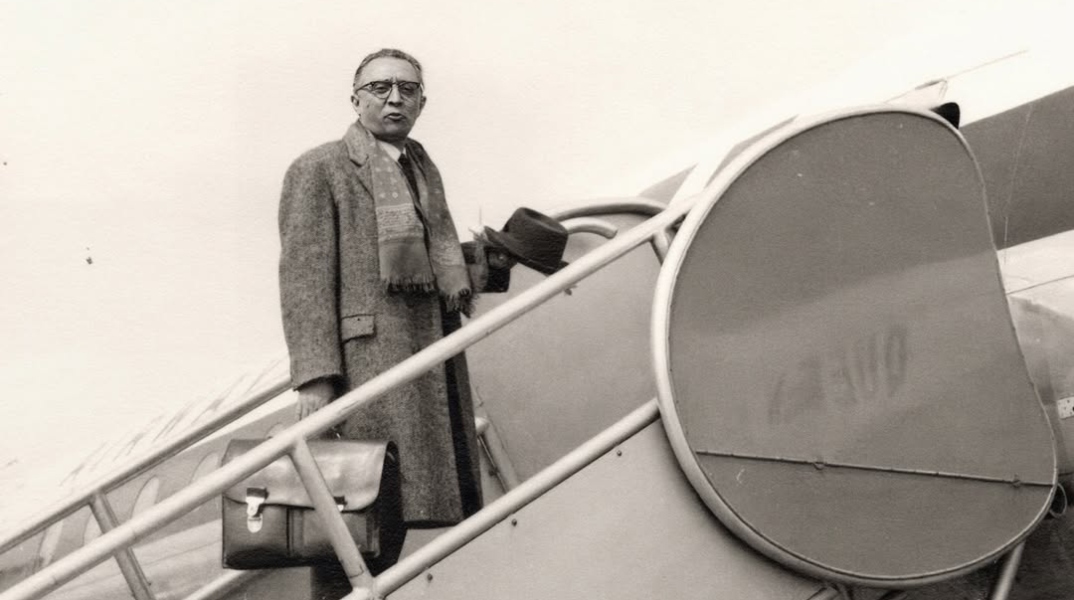 Ο Φιλοποίμην Φίνος ανεβαινει στο αεροπλάνο