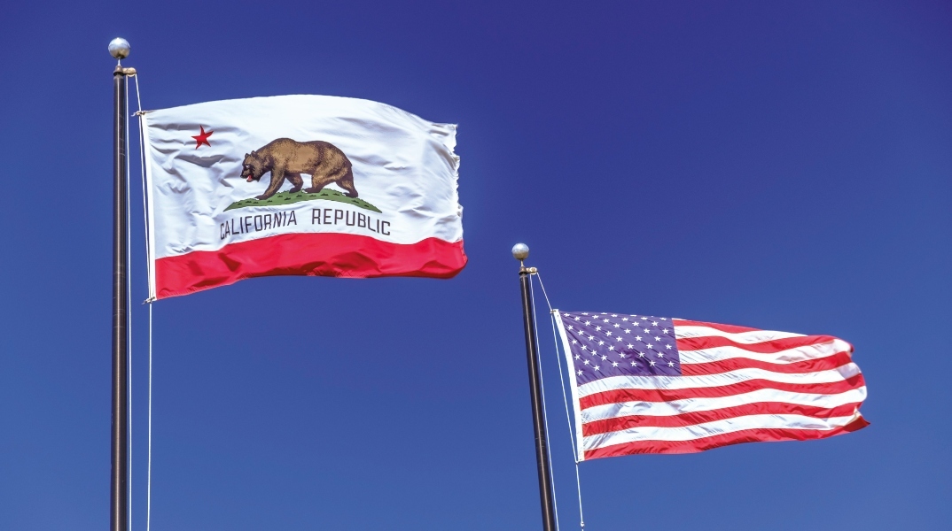 Σημαια της Καλιφόρνια μαζί με σημαια των ΗΠΑ