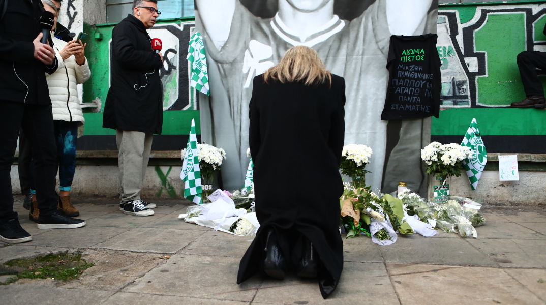 Μίμης Δομάζος: Στη Λεωφόρο η σορός του «Στρατηγού» - Η συγκινητική κίνηση της κόρης του 