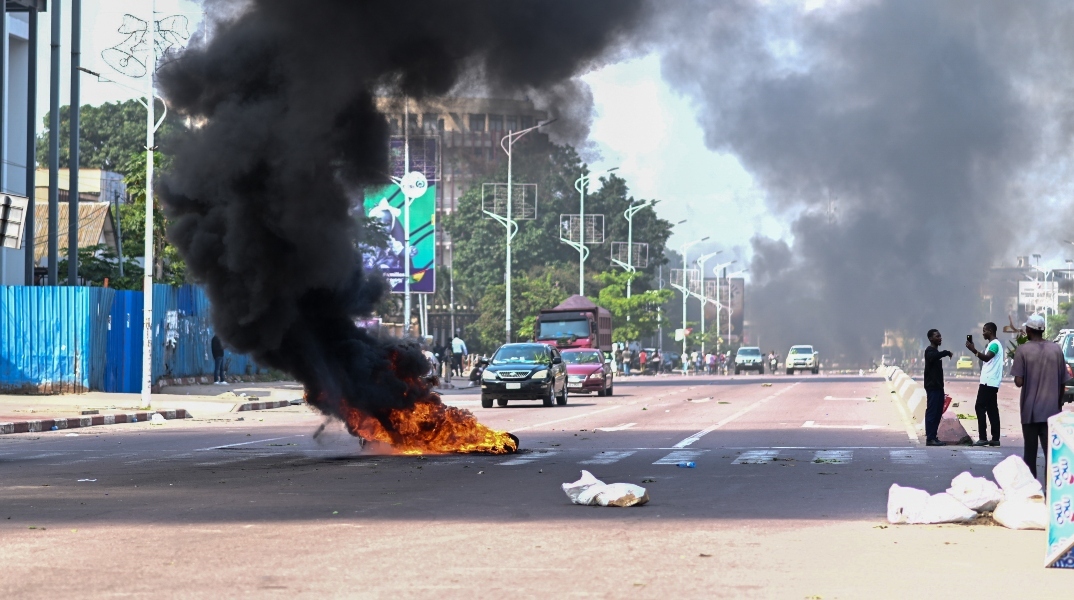 διαδηλώσεις, φωτιες στους δρομους