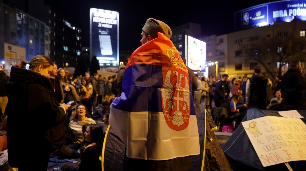 διαδηλωτες, σημαιες