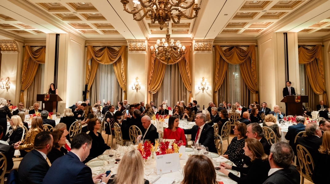 κοσμος καθισμενος γυρω απο τραπεζια, ομιλια, εκδηλωση