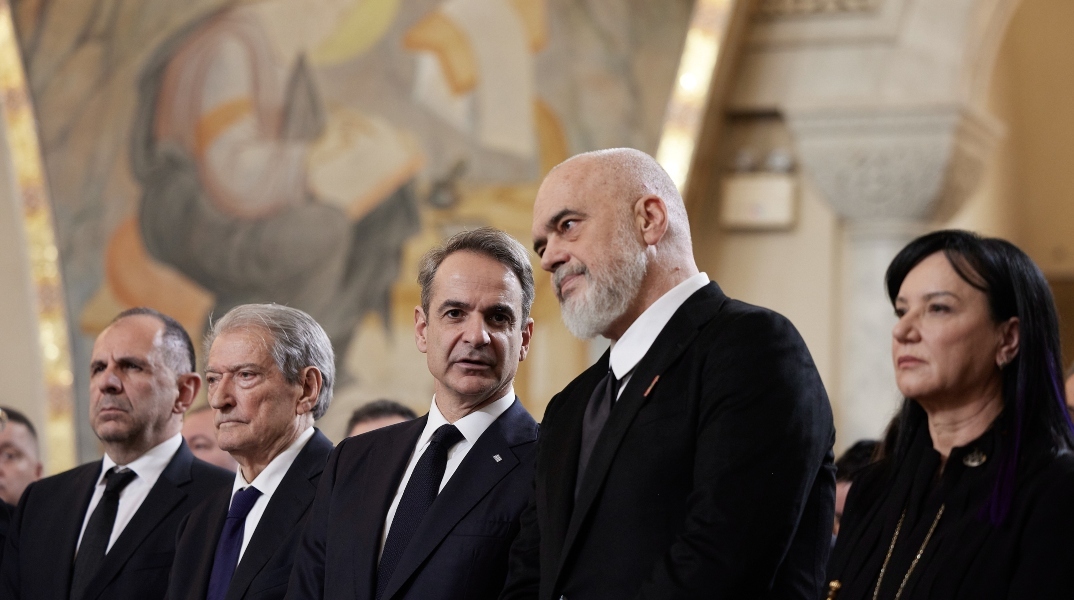 Ο Κυριάκος Μητσοτάκης και ο Έντι Ράμα στην κηδεία του Αρχιεπίσκοπου Αναστάσιου