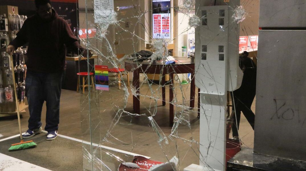 ΚΑΤΑΔΡΟΜΙΚΗ ΕΠΙΧΕΙΡΗΣΗ ΣΤΗ ΚΥΨΕΛΗ.ΑΤΟΜΑ ΜΕ ΡΟΠΑΛΑ ΚΑΙ ΚΡΑΝΗ ΕΣΠΑΣΑΝ ΒΙΤΡΙΝΕΣ ΚΑΤΑΣΤΗΜΑΤΩΝ(ΧΡΗΣΤΟΣ ΜΠΟΝΗΣ//EUROKINISSI)