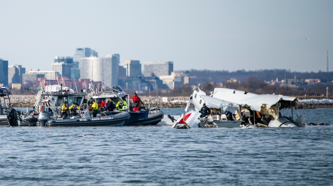 συντριμμια απο πτωση αεροπλάνου, θαλασσα, σωστικη βαρκα