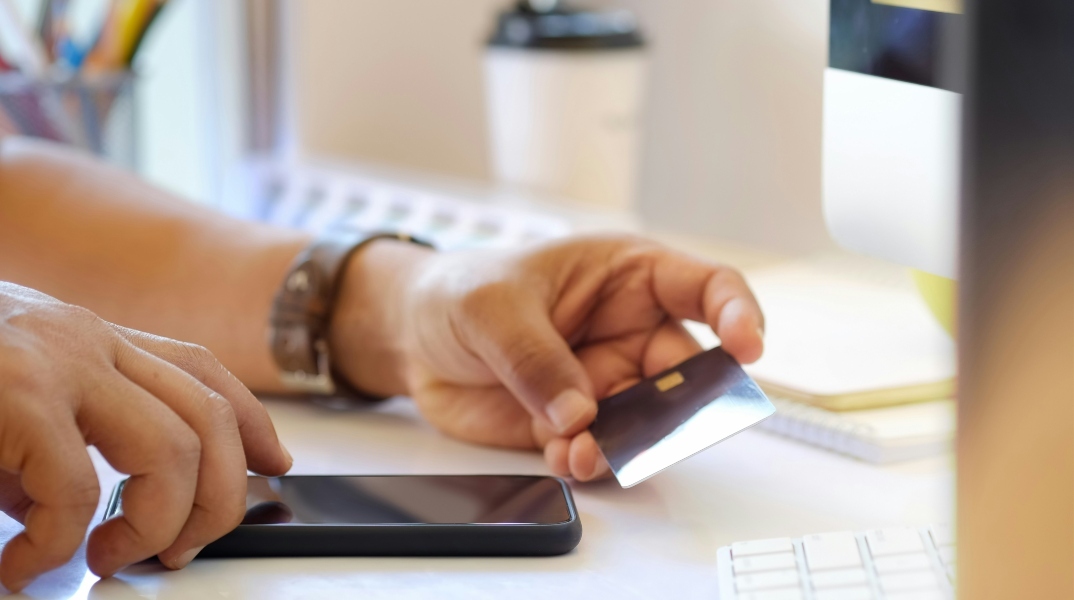 χερια, κινητο, πιστωτικ καρτα, λαπτοπ