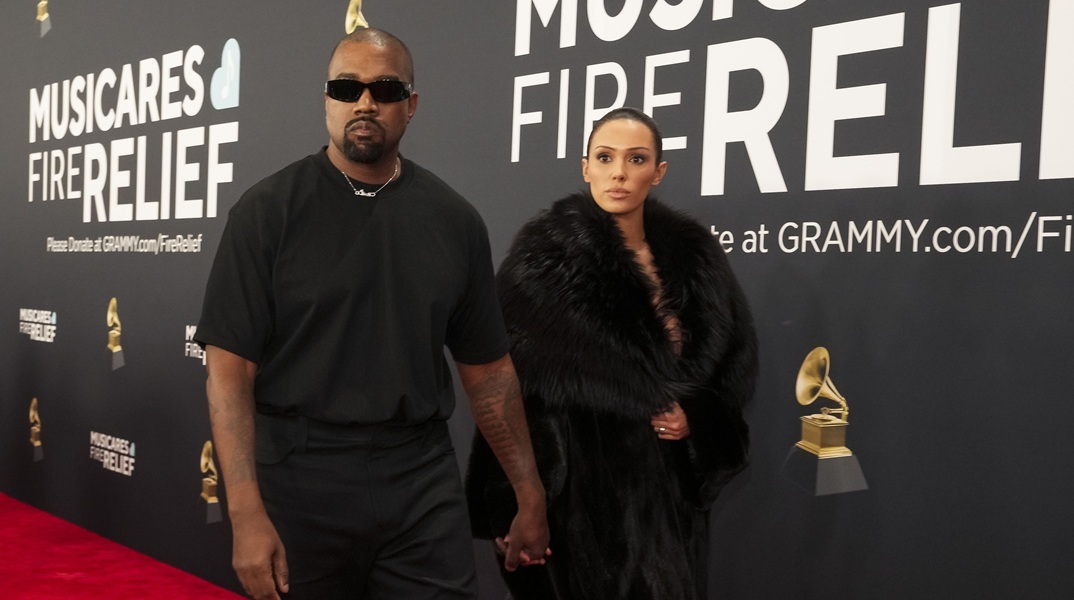 Το ψιθύρισμα του Κάνιε Γουέστ στην Μπιάνκα Σενσόρι στο κόκκινο χαλί των Grammy