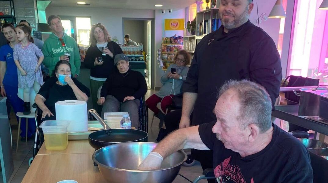 Ηλίας Μαμαλάκης: Με σπασμένο ισχίο στο νοσοκομείο αλλά μαγείρεψε για τους ασθενείς