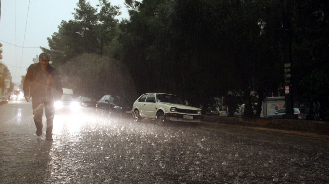 Kαιρός: Ισχυρή καταιγίδα στην Αττική – Ποτάμια οι δρόμοι