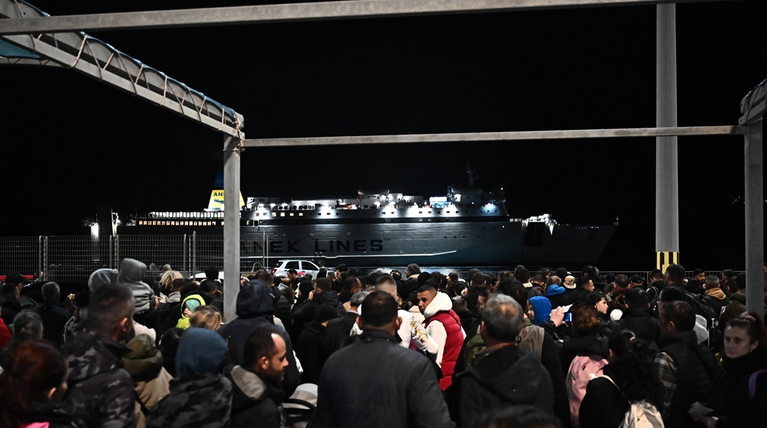 Σεισμοί στη Σαντορίνη: Οι κάτοικοι φεύγουν μη γνωρίζοντας πότε θα επιστρέψουν -  Φόβοι για πλιάτσικο στα άδεια σπίτια 