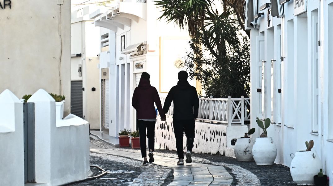 Στη δίνη των Ρίχτερ οι Κυκλάδες - Η μαζική φυγή από τη Σαντορίνη σε 15 κλικ